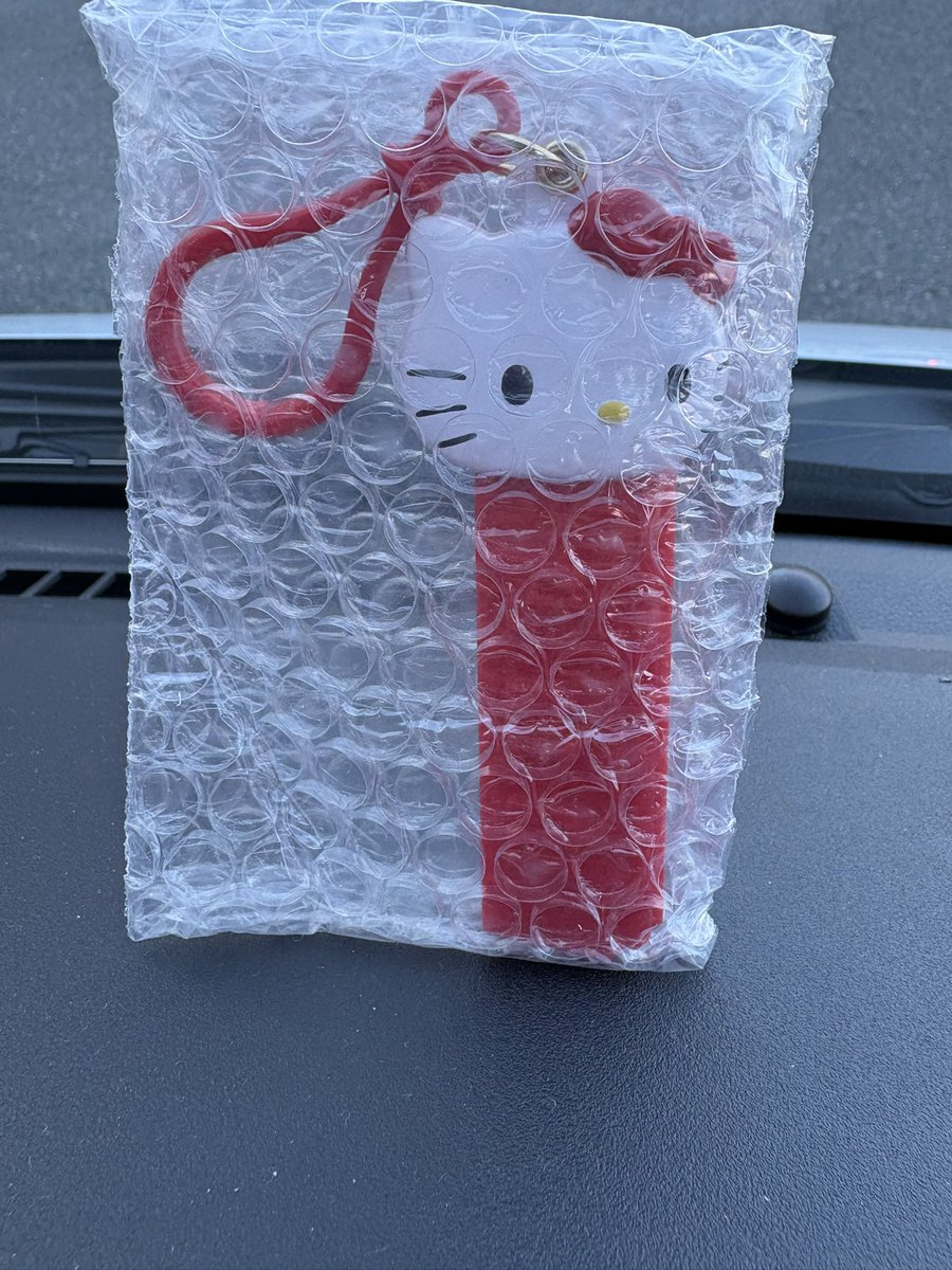 RWpinkey's tweet photo. @tabekkorosuke 検索より失礼いたします
キティ赤を持っているのですがクリリンと交換可能でしょうか？
出先の為ID無しですいません
ご検討よろしくお願いいたします https://t.co/eEGdkEvIy3
