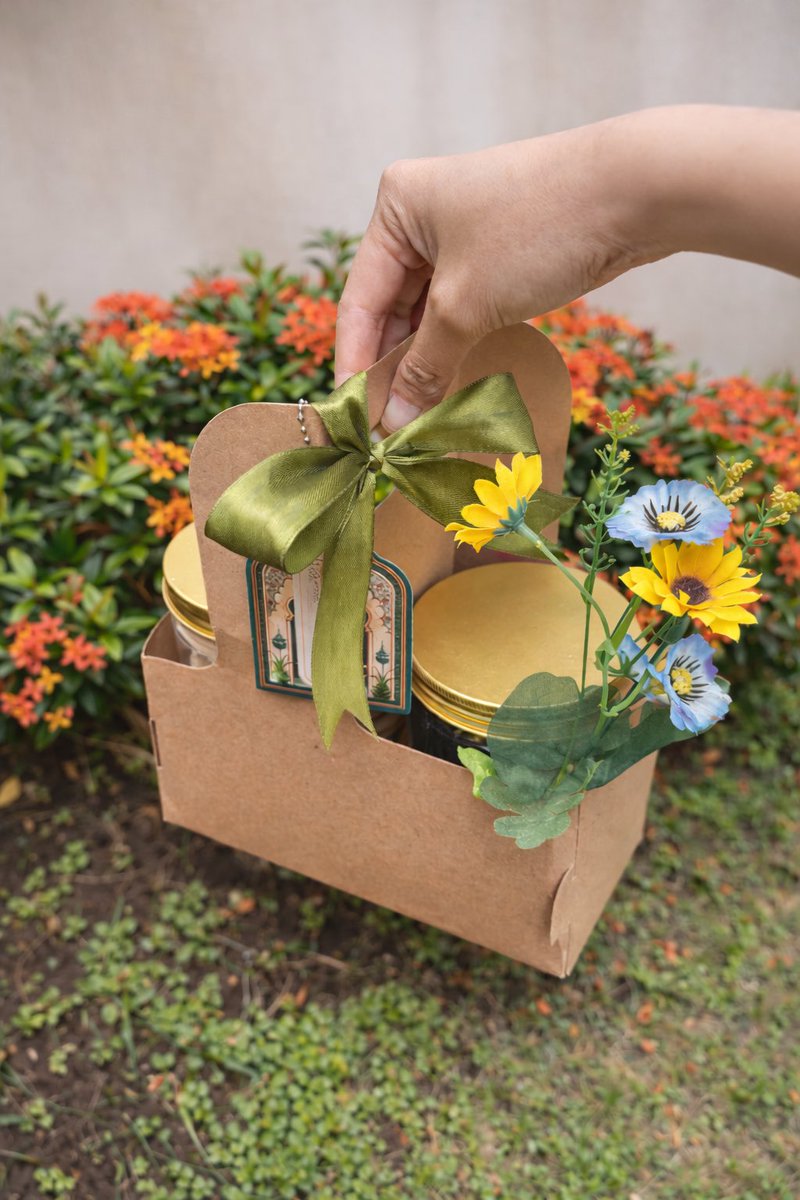 leyceea's tweet image. izin numpang promosi jualan temen yaa

hi, we’re opening PO hampers raya for besties, friends, and the people you love.

harga start from 19.000 aja! and everything is customizable. you can choose how many jars you want and pick your own variants.

PO terbatas yaa!
#zonajajan