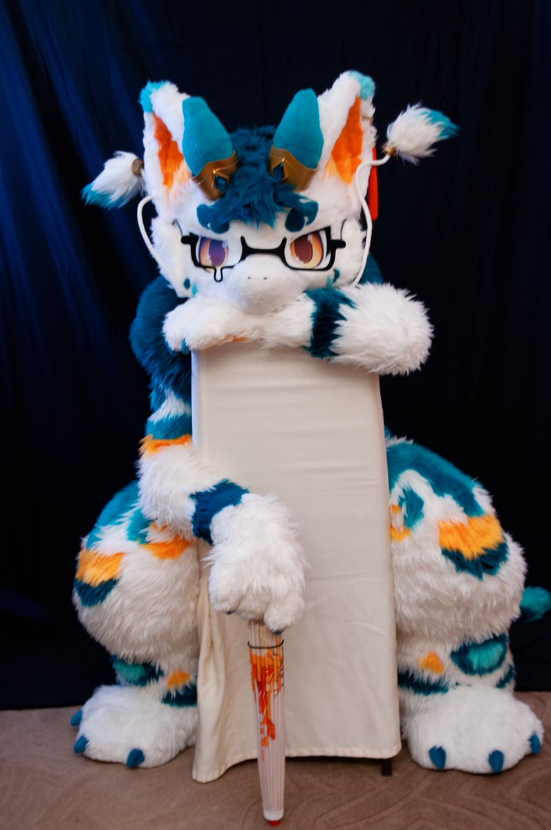 有什麼想對我說的嗎？
📸 FuJi Shiro 
#FursuitFriday