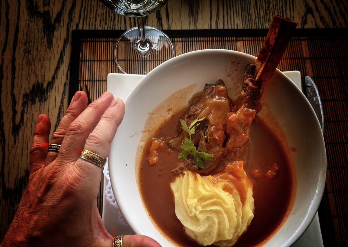 AFRİKA VAHŞİ HAYVANLARI CARPACCIO • ØZGESTRONOMİ

Antilop Carpaccio, Şarap ve Demi-Glace Reduction (ülkenin &amp; Rugby milli takımının sembolü)

Timsah Kuyruğu Bonfile, Hardal ve Mayonez (timsahın az yağlı, lifsiz en güzel eti)

Devekuşu Göğsü Carpaccio, (Yaban Mersini reçeli)