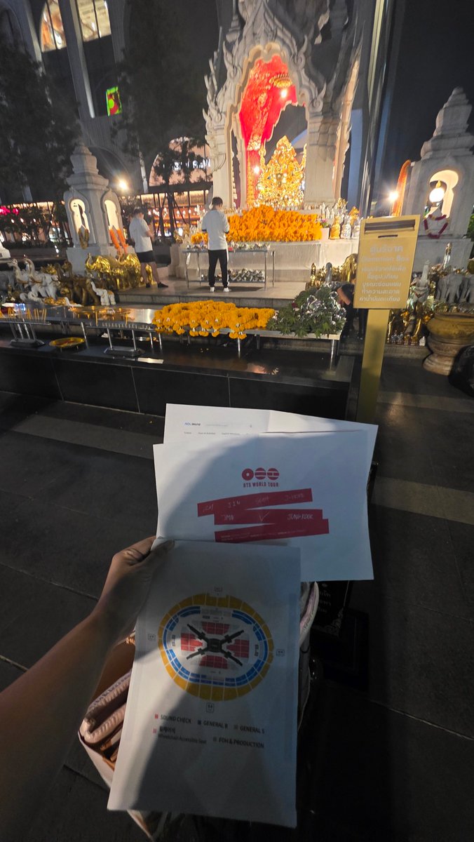 แชร์วิธีการมูของเราที่ไปไหว้องค์พระพิฆเนศที่ CTW มา

1. ปริ้นท์รูปบังทันแบบเต็มวง โปสเตอร์คอน ผังคอนที่จะกด และหน้าไอดีเว็บกดบัตรของเรา
2. ซื้อของไหว้บูชา พวงมาลัยดาวเรือง ธูป เทียน ขนม
3. เวลาไหว้ก็ไหว้ตามใบคาถาสวดมนต์ที่เค้าแจกมา
4. พอไหว้เสร็จอธิษฐานขอพรโดยเริ่มจาก บอกชื่อ