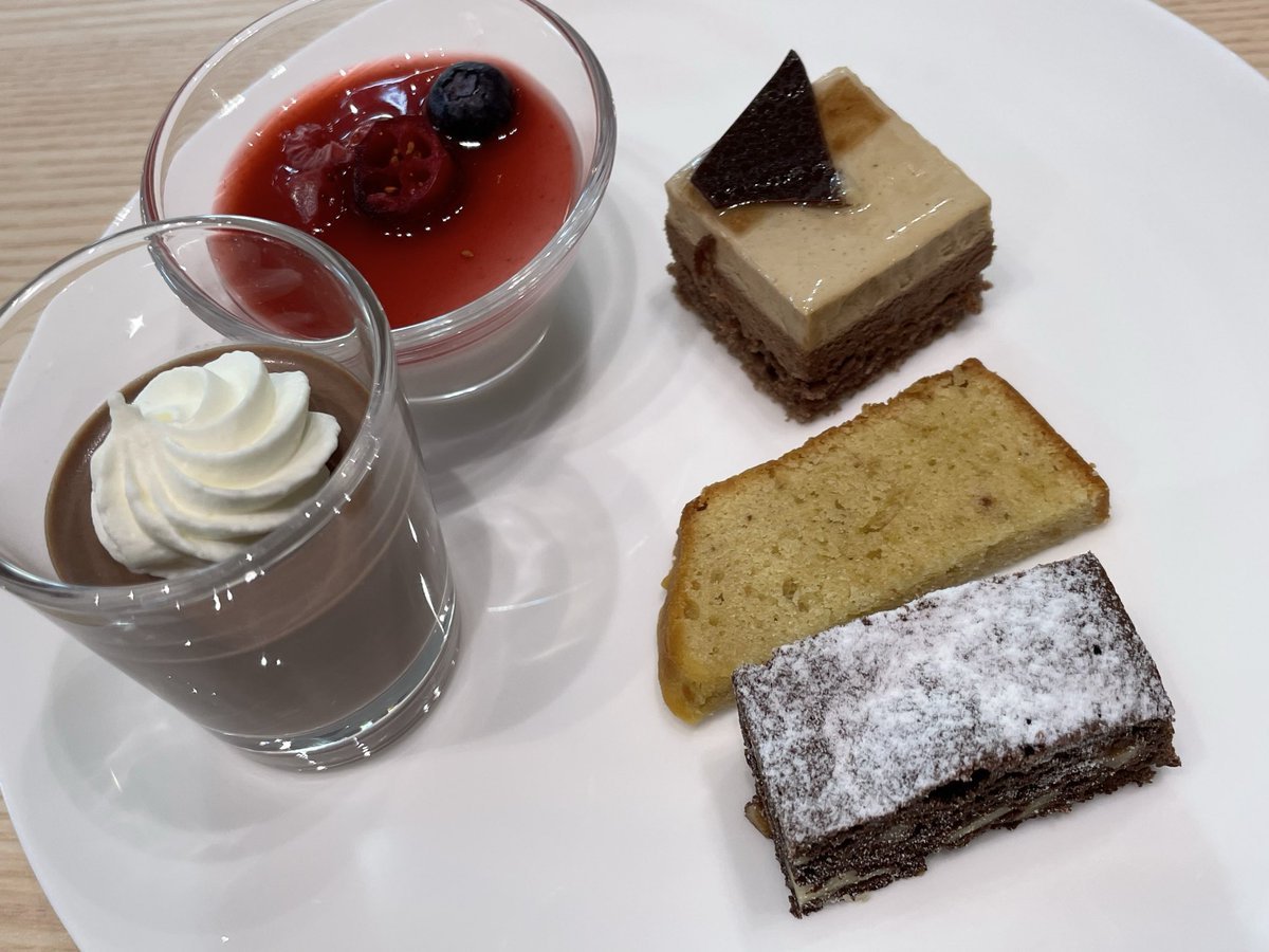 Rdot73's tweet image. ビュッフェに来てま〜す