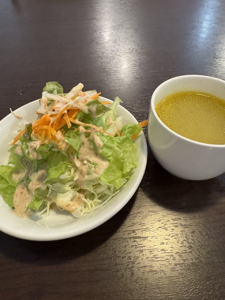 昼はまたwどハマりしてる
インド・ネパール料理のRARA
いつものCランチに100円足したら
カレー2種になりタンドリーチキンとシークカバブがつく^_^

で…
いつもの2辛に
ポークは慣れてきたが野菜カレーがマジで辛い辛い辛い！
3口で汗💦

美味いし爽快感たまらないです^_^