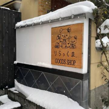 Ein gutes Buch und eine Tasse Kaffee – das perfekte Rezept für einen entspannten Nachmittag. 📚☕ #Lesen #Entspannung