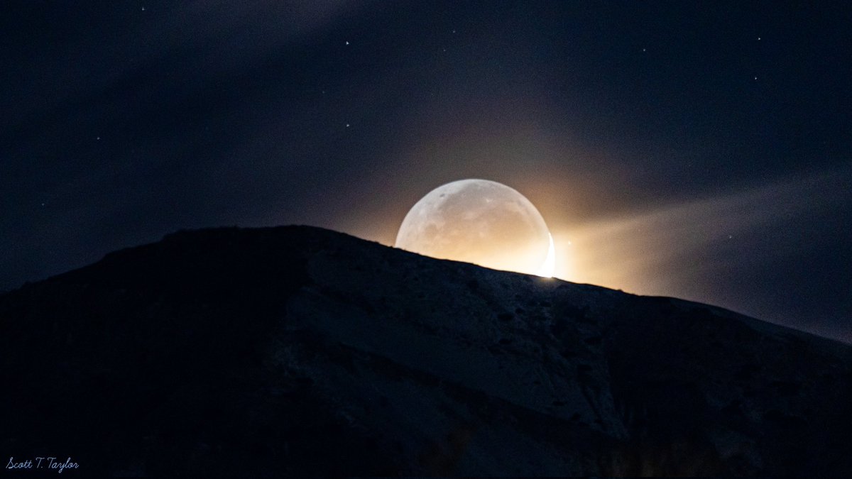 Grallon's tweet photo. The 20% Waxing Cresent #moon setting behind the Oquirrh Mountains. 🌙
📸: Canon EOS R8
Sigma 150-600mm lens
.
#Canon #Sigma #Cresentmoon
@abc4utah @StormHour @KSL5TV @NBCNews @fox13
@FoxNews @KUTV2News @weatherchannel @weathernetwork @NASA @NWS @CanonUSA https://t.co/jzcEKqgltM