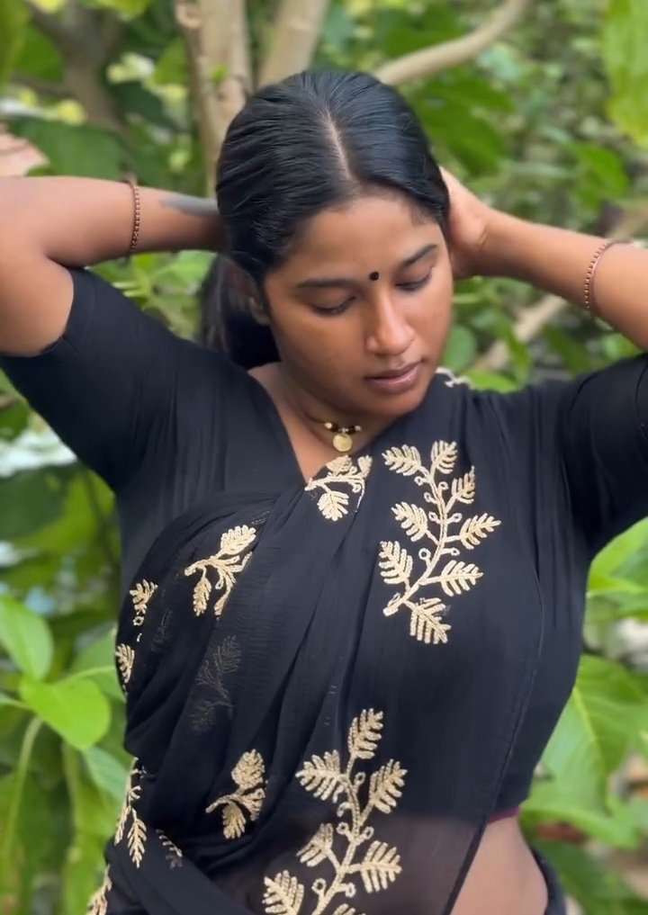 Me: appa, ena pandringa?

Velakari: en serupu dirty ah iruku da, atha un appa, mandi potu naki clean pantu irukan.

Me: ena soldringa, enaku puriyala.

V: un appa, en adimai nai da..ipo puriyutha.

Me: ahh, akka enaium, unga nai ah vachikonga akka.

V: haha kandipa, va da potta.