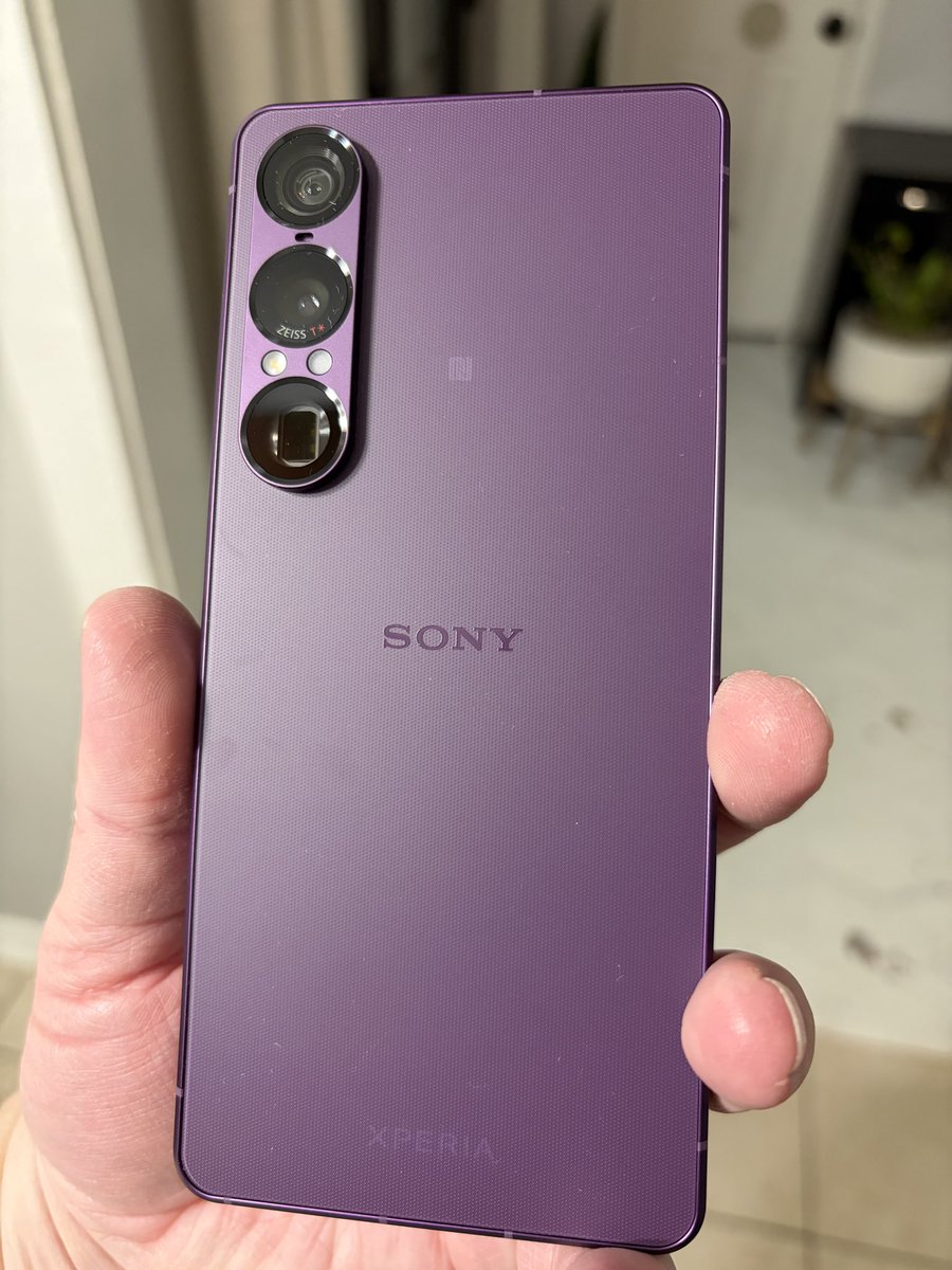 Now THIS… is a beautiful phone. 😍