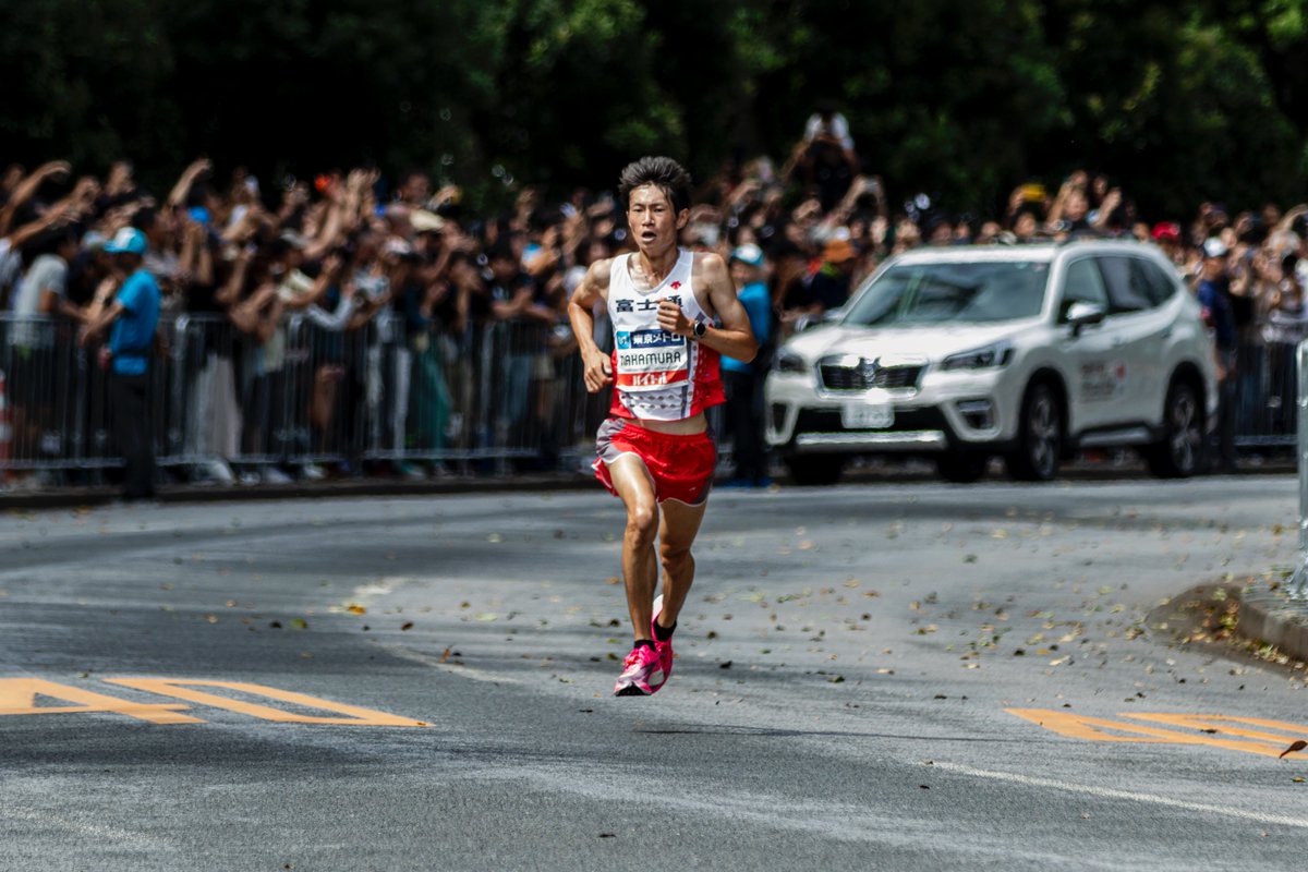 EKIDEN_News's tweet image. あの日のことは忘れない。忘れようがない。
2019年９月15日。
MGC マラソングランドチャンピオンシップ。
ゴールテープがあるフィニッシュ地点ではなく、外苑周回からイチョウ並木に入る角地にひとり陣取ることにした。誰がいち早く、ここにたどり着くか。その目で確かめたかったからだ。…