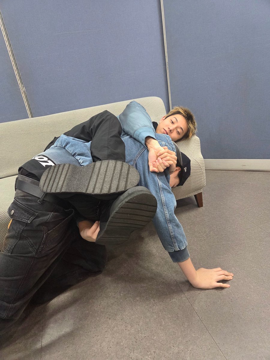 lngshotweverse's tweet image. [ #률's Post ] 260123

#RYUL: Hello everyone🫡
I’ll try my best for week 2 of music shows as well (Woojin is sick and went to the hospital🥹😆)

Make sure you all eat well and let’s fight through this week too!!💯💯💯💯

@LNGSHOT4sho 
#LNGSHOT #롱샷