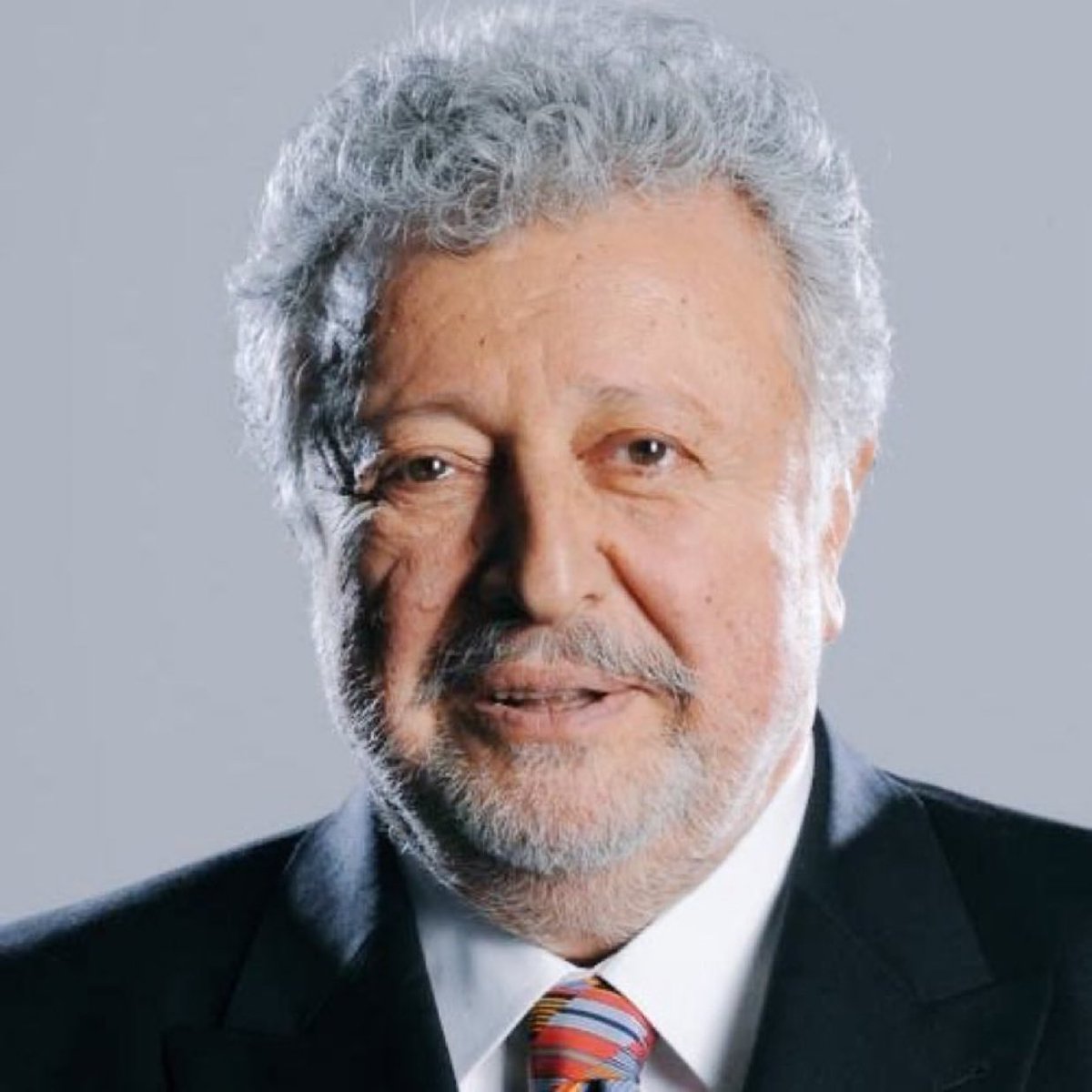 Metin Akpınar:

Kanuni'nin öz oğlunu öldürdüğünü 500 yıl sonra televizyon dizisinden öğrenen bu millet, ülkede neler döndüğünü kaç yüzyıl sonra öğrenir acaba?