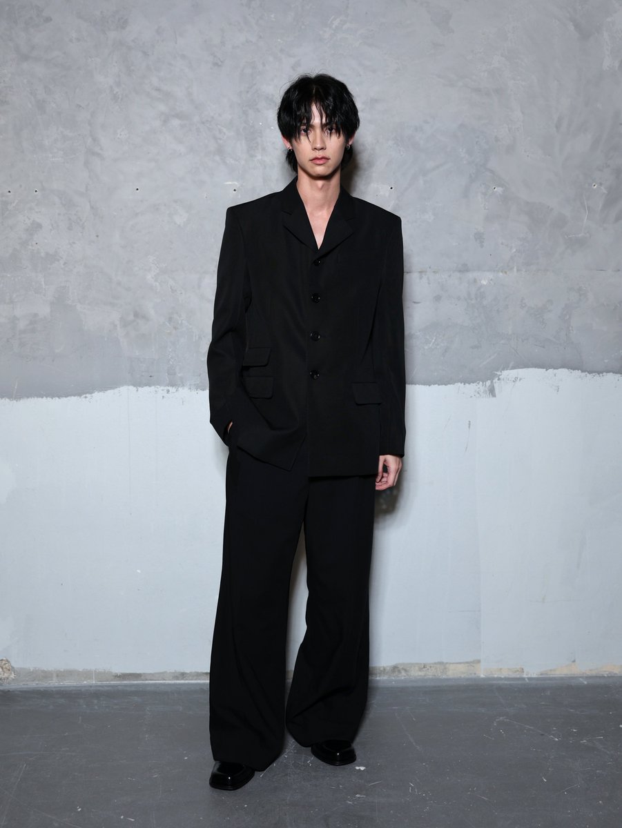 ไบรท์ วชิรวิชญ์ <a href="/bbrightvc/">bright</a> กับลุค Ami Paris คอลเลกชัน Fall-Winter 2026 ถ่ายทอดอิสระในการแต่งกาย การผสมผสานความลำลองกับความหรูหราอย่างเป็นธรรมชาติ เล่นกับสี และสไตล์ที่หลากหลาย สะท้อนชีวิตประจำวันบนท้องถนนปารีสในแบบ Ami Paris ที่มีชีวิต สวมใส่ได้จริง และไม่ซ้ำใคร

#AmiParis