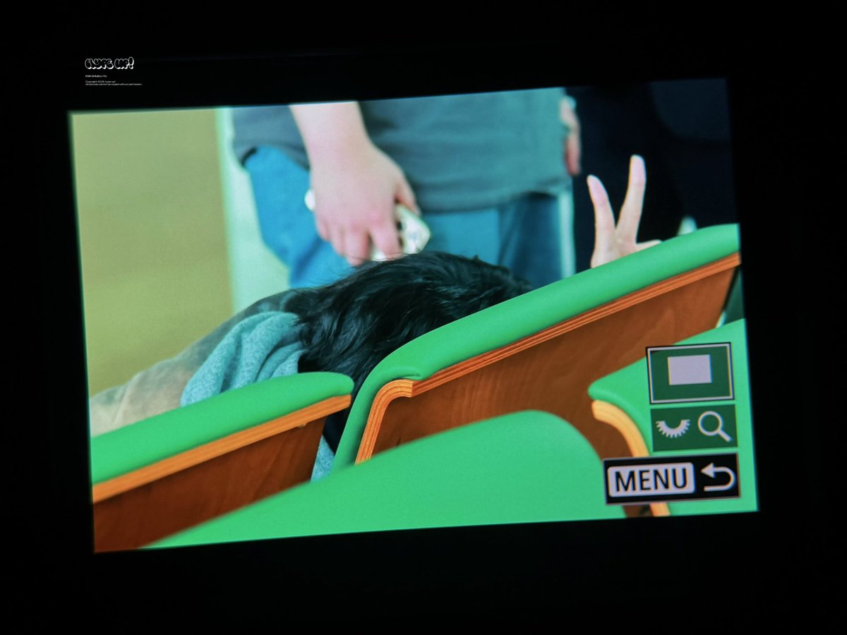 포즈 금지 당해서 몰래 포즈 해주는데 ㄴㅁ 귀여움 ㅋㅋㅋ