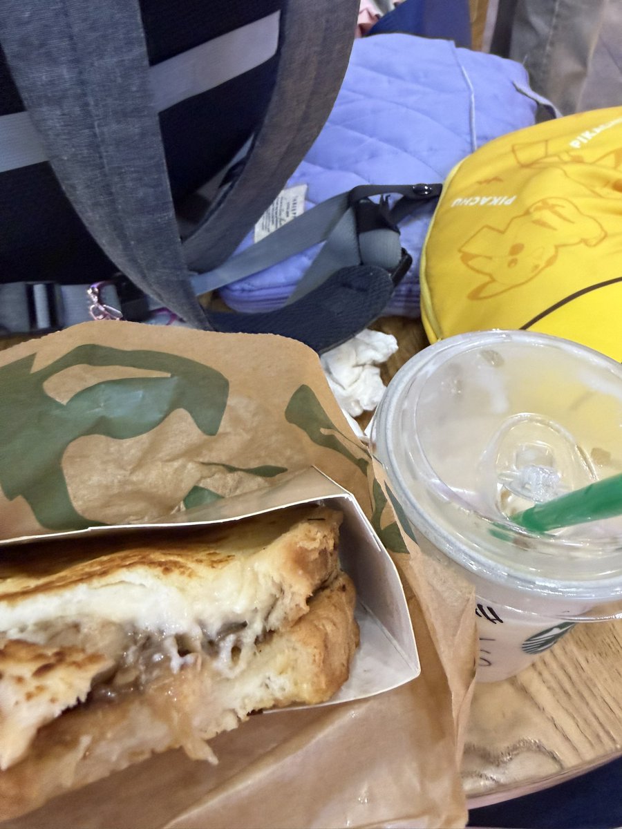 なんでそんなに汗かいてるの？？
大丈夫？
どこから来たの？
トーキョーから？
帰るの？
メルトと冷たい紅茶ね。
これで休んで言ってね〜

とオネエさんぽい喋り方のたぶん男性店員に言われた