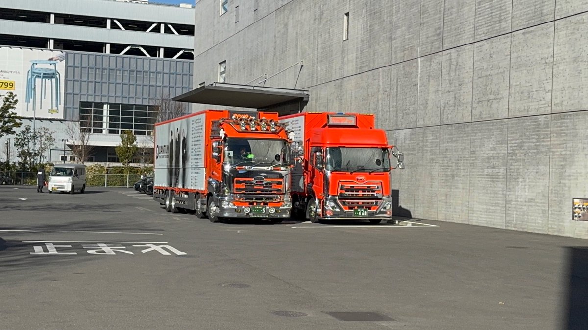 PigllyU's tweet photo. グッズを買って帰ろうとしたらツアトラ2台来たぞ！

今回は偶然が多いな。

#TMNETWORK
#QUANTUM https://t.co/AKvDeKwYjr