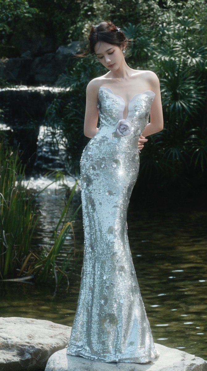 bai_lu_twh's tweet photo. #LiYitong #李一桐🇨🇳❤️❤️❤️
Li Yitong poses for photos wearing a silver dress with a plunging neckline and lying barefoot
Li Yitong is so beautiful💘💘 💘 https://t.co/cvPv5pOLu0
