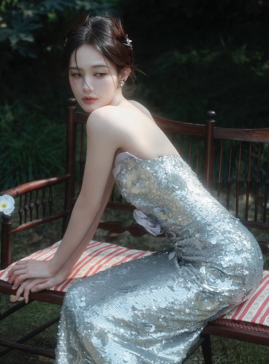 bai_lu_twh's tweet photo. #LiYitong #李一桐🇨🇳❤️❤️❤️
Li Yitong poses for photos wearing a silver dress with a plunging neckline and lying barefoot
Li Yitong is so beautiful💘💘 💘 https://t.co/cvPv5pOLu0