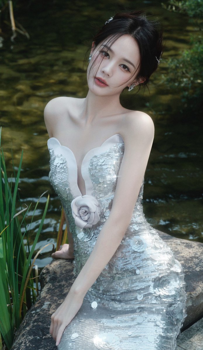 bai_lu_twh's tweet photo. #LiYitong #李一桐🇨🇳❤️❤️❤️
Li Yitong poses for photos wearing a silver dress with a plunging neckline and lying barefoot
Li Yitong is so beautiful💘💘 💘 https://t.co/cvPv5pOLu0