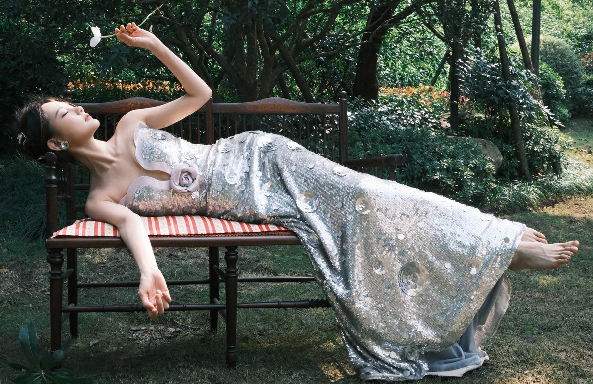 bai_lu_twh's tweet photo. #LiYitong #李一桐🇨🇳❤️❤️❤️
Li Yitong poses for photos wearing a silver dress with a plunging neckline and lying barefoot
Li Yitong is so beautiful💘💘 💘 https://t.co/cvPv5pOLu0