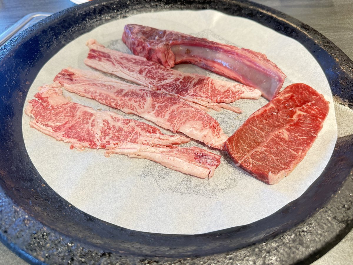 我说；开学要考Naplan，咱们写点儿题目吧！临时鸡一鸡。
她说：写作业是children abuse，写完得带我去吃烤肉。😑