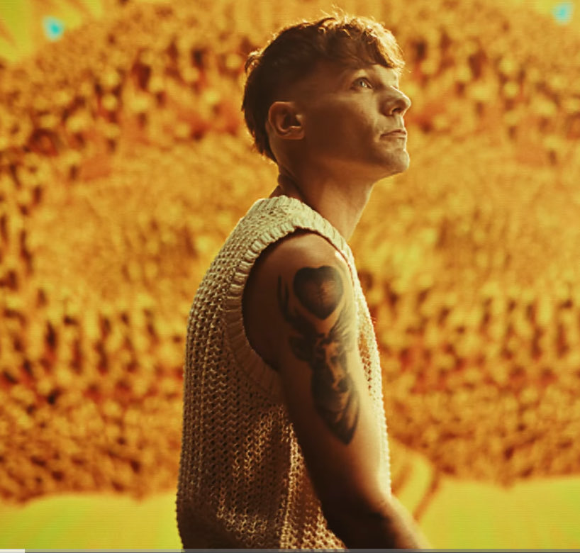 the vest 🤍
the man 🔥
the song 🌻