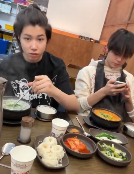 hicloudysummer's tweet image. louis can't eat spicy food. he's a baby🥺