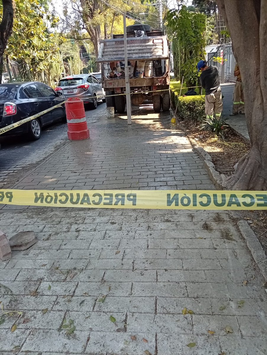 #ReporteÁOtendido | La Dirección de Obras se mantiene alerta atendiendo solicitudes que nos hacen llegar. Realizó trabajos de bacheo en concreto hidráulico en la colonia Florida. 
#CasarínCumple