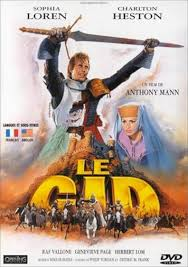 merlinpapin3's tweet photo. #DéfiCinéClassique2026 (Disparus 2025 – Geneviève Page) , Vu le Film #LeCid de Anthony Mann (1961) avec Charlton Heston Sophia Loren Geneviève Page Raf Vallone John Fraser Gary Raymond Hurd Hatfield Michael Hordem Douglas Wilmer Herbert Lom
Au cours du voyage qui doit le ramener chez lui pour se marier avec la belle Chimène, Rodrigue capture quelques chefs maures qui, à l’appel du sanguinaire et sournois Ben Youssouf, tyrannisent la péninsule espagnole. Rodrigue conduit les prisonniers chez son père, qui laisse cependant à son fils le soin de décider de leur sort. Rodrigue leur rend la liberté à la condition qu’ils ne fassent plus la guerre à l’Espagne et aux terres du roi Ferdinand. C’est alors qu’un des chefs maures (Mutaman) le fait entrer dans l’histoire en lui donnant comme surnom Le Cid (mon Seigneur) pour le remercier de sa clémence.
« À vaincre sans péril, on triomphe sans gloire. »
Voilà une phrase qui résume à elle seule l’ampleur du défi. Adapter Le Cid de Corneille (non, pas le chanteur, ni l’oiseau…) est déjà une gageure au théâtre, alors au cinéma, le pari devient presque insensé.
Anthony Mann s’y colle pourtant en 1961, avec les armes qui sont les siennes : le grand spectacle, l’ampleur des décors, le souffle épique. Mann n’est pas un metteur en scène de théâtre filmé, ni un styliste du verbe. C’est un cinéaste de l’action, des hommes en lutte, des conflits de pouvoir et des destins plus grands que nature.
On retrouve donc Rodrigue, dit Le Cid, incarné par un Charlton Heston impérial, massif, droit comme une statue antique. Heston impose une autorité naturelle, une présence physique qui fait oublier parfois la complexité morale du personnage, mais qui sert parfaitement la vision héroïque du film. Face à lui, Sophia Loren en Chimène apporte une noblesse tragique et une intensité émotionnelle indéniable, même si le personnage perd en subtilité ce qu’il gagne en passion.
Le film s’éloigne clairement de la rigueur du texte de Corneille. Mann transforme la tragédie classique en un vaste film d’aventures médiévales, peuplé de Maures, de chevaliers, de complots et de batailles rangées. Les luttes intérieures deviennent des luttes de territoire, les dilemmes moraux se traduisent par l’épée et le fracas des armures.
La mise en scène est spectaculaire : costumes somptueux, décors grandioses, batailles impressionnantes pour l’époque. Mann sait filmer les foules, les charges, les affrontements avec un sens du rythme et de l’espace remarquable. Le scénario privilégie l’efficacité dramatique à la fidélité littéraire, et assume pleinement cette orientation.
Est-ce respectueux de l’univers de Corneille ? Pas vraiment.
Est-ce efficace au cinéma ? Absolument.
Le Cid version Mann est moins une adaptation fidèle qu’une réinterprétation hollywoodienne, pensée pour séduire le spectateur, lui en mettre plein la vue et transformer la tragédie en fresque héroïque. Et dans cette logique, le contrat est rempli.
On peut regretter la perte de la langue, de la finesse psychologique, de la tension verbale. Mais on ne peut nier le plaisir du spectacle. Le spectateur en a pour son argent, porté par des acteurs charismatiques, une mise en scène ample et un souffle épique sincère.
Un film peut-être infidèle au texte, mais fidèle à une certaine idée du cinéma spectaculaire. Et parfois, vaincre sans péril… c’est aussi prendre le risque de trahir pour mieux divertir.
@FredOL69007
❤️si vous aimez
