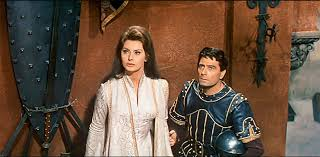 merlinpapin3's tweet photo. #DéfiCinéClassique2026 (Disparus 2025 – Geneviève Page) , Vu le Film #LeCid de Anthony Mann (1961) avec Charlton Heston Sophia Loren Geneviève Page Raf Vallone John Fraser Gary Raymond Hurd Hatfield Michael Hordem Douglas Wilmer Herbert Lom
Au cours du voyage qui doit le ramener chez lui pour se marier avec la belle Chimène, Rodrigue capture quelques chefs maures qui, à l’appel du sanguinaire et sournois Ben Youssouf, tyrannisent la péninsule espagnole. Rodrigue conduit les prisonniers chez son père, qui laisse cependant à son fils le soin de décider de leur sort. Rodrigue leur rend la liberté à la condition qu’ils ne fassent plus la guerre à l’Espagne et aux terres du roi Ferdinand. C’est alors qu’un des chefs maures (Mutaman) le fait entrer dans l’histoire en lui donnant comme surnom Le Cid (mon Seigneur) pour le remercier de sa clémence.
« À vaincre sans péril, on triomphe sans gloire. »
Voilà une phrase qui résume à elle seule l’ampleur du défi. Adapter Le Cid de Corneille (non, pas le chanteur, ni l’oiseau…) est déjà une gageure au théâtre, alors au cinéma, le pari devient presque insensé.
Anthony Mann s’y colle pourtant en 1961, avec les armes qui sont les siennes : le grand spectacle, l’ampleur des décors, le souffle épique. Mann n’est pas un metteur en scène de théâtre filmé, ni un styliste du verbe. C’est un cinéaste de l’action, des hommes en lutte, des conflits de pouvoir et des destins plus grands que nature.
On retrouve donc Rodrigue, dit Le Cid, incarné par un Charlton Heston impérial, massif, droit comme une statue antique. Heston impose une autorité naturelle, une présence physique qui fait oublier parfois la complexité morale du personnage, mais qui sert parfaitement la vision héroïque du film. Face à lui, Sophia Loren en Chimène apporte une noblesse tragique et une intensité émotionnelle indéniable, même si le personnage perd en subtilité ce qu’il gagne en passion.
Le film s’éloigne clairement de la rigueur du texte de Corneille. Mann transforme la tragédie classique en un vaste film d’aventures médiévales, peuplé de Maures, de chevaliers, de complots et de batailles rangées. Les luttes intérieures deviennent des luttes de territoire, les dilemmes moraux se traduisent par l’épée et le fracas des armures.
La mise en scène est spectaculaire : costumes somptueux, décors grandioses, batailles impressionnantes pour l’époque. Mann sait filmer les foules, les charges, les affrontements avec un sens du rythme et de l’espace remarquable. Le scénario privilégie l’efficacité dramatique à la fidélité littéraire, et assume pleinement cette orientation.
Est-ce respectueux de l’univers de Corneille ? Pas vraiment.
Est-ce efficace au cinéma ? Absolument.
Le Cid version Mann est moins une adaptation fidèle qu’une réinterprétation hollywoodienne, pensée pour séduire le spectateur, lui en mettre plein la vue et transformer la tragédie en fresque héroïque. Et dans cette logique, le contrat est rempli.
On peut regretter la perte de la langue, de la finesse psychologique, de la tension verbale. Mais on ne peut nier le plaisir du spectacle. Le spectateur en a pour son argent, porté par des acteurs charismatiques, une mise en scène ample et un souffle épique sincère.
Un film peut-être infidèle au texte, mais fidèle à une certaine idée du cinéma spectaculaire. Et parfois, vaincre sans péril… c’est aussi prendre le risque de trahir pour mieux divertir.
@FredOL69007
❤️si vous aimez