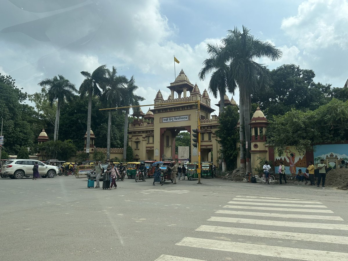 सर्व विद्या की राजधानी…

#saraswatipuja2026 <a href="/bhupro/">BHU Official</a> #Kashi