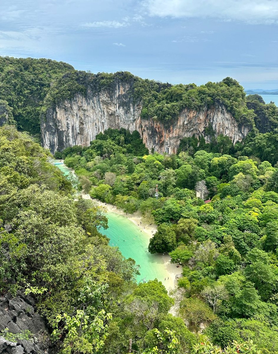태국 끄라비 

비행기 환승이라는 개큰 단점이 있지만
한국 사람 적고 밥이 싸고 맛있고 (진심개쩜)
모든곳에 개쩌는 바다와 물고기가 있음..다시가고싶은 휴양지 no.1 너무 좋은 나머지 친구들한테 여행 엑셀 뿌려서 같은 코스로 간 친구 5팀이 넘음 다들 만족함,,