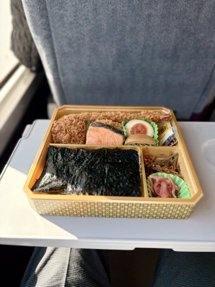 むしゃくしゃすることが多いのでグリーン車と高級のり弁で現実逃避する。