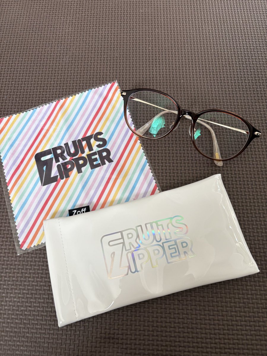 happy14hy's tweet photo. 朝イチでzoffとフルーツジッパーコラボ眼鏡買ってきたぁー😆🙌
かれんちゃんにした🤭🍀
眼鏡とこらとか嬉しすぎるー❤️ https://t.co/VgN7t0zYfX