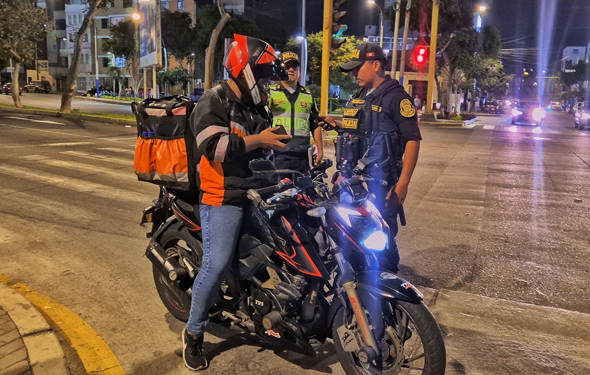 🇵🇪🚔 El presidente de la República supervisó el operativo policial liderado por el General PNP Francisco Vargas Andonaire Jefe de la Región Policial Lima Centro, que incluyó la identificación de personas, intervención de vehículos y otras orientadas a reducir la delincuencia