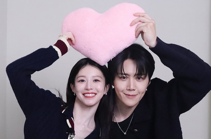 midseonnmar's tweet image. Did acting in a rom-com with Kim Seonho, who is ten years older feel like a burden?

Go Younjung answered, “When we first met before filming, he really felt like a senior actor. I worried, ‘What if we don’t get close?’ So I tried to narrow that gap by teaching him memes and…