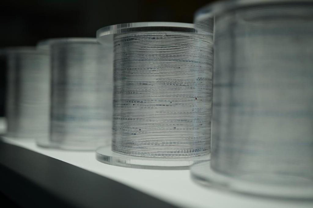 ChinaScience's tweet photo. Chinese scientists have created a flexible, thread-like "fiber chip" that can be woven into fabric, opening the door to garments that function as interactive screens, advanced brain implants capable of processing signals internally and hyperrealistic virtual reality touch.
The team successfully integrated a functioning integrated circuit -- combining processing, memory and signal capabilities -- directly into a single, elastic polymer fiber thinner than a human hair. Lab tests have shown that the resulting fiber circuit packs 100,000 transistors into every centimeter and could withstand extreme conditions, including repeated bending and abrasion for 10,000 cycles, as well as even being crushed by a 15.6-tonne truck.
The implications of the innovation span multiple frontier industries, including BCI, consumer electronics, and virtual and augmented reality involving remote surgery. The study has been published in the journal @Nature.