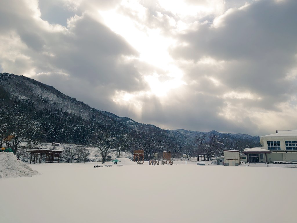 無事乗り換えに成功して養父市に到着✨　
ホールの前は雪景色😄　
#クインテットアッシュ
#養父市
#ノビアホール
#木管五重奏