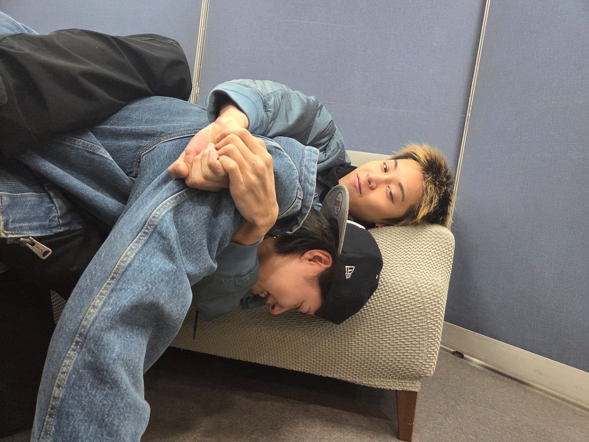 hicloudysummer's tweet image. ryul's love language to louis is physical attack