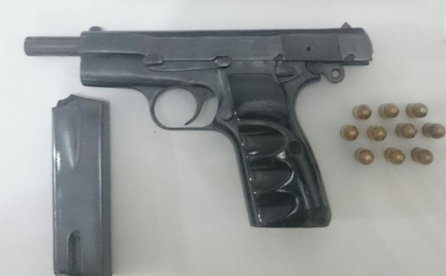PiadasBoasDaily's tweet photo. Ex-cantor-infantil Nicolas Netto (aka "NKNT tha Beast") é flagrado chapado roubando uma pistola 9 mm de um policial militar em serviço na região de Curitiba, onde o cantor tem um show marcado. "Peguei no vácuo! O que? SUA PISTOLA PORRA!!" disse o artista enquanto corria. #vacuo https://t.co/fobzO4D73E