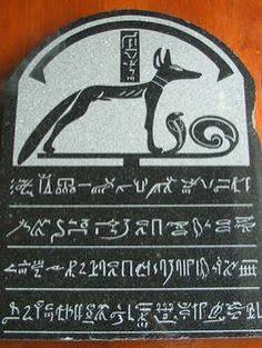 nmc0vy's tweet image. يظهر غالباً واقفاً على "راية" تتقدم المواكب الملكية والجنائزية، ويتميز بوجود عنصر صغير أمامه على الراية يُسمى "المشيمة الملكية"