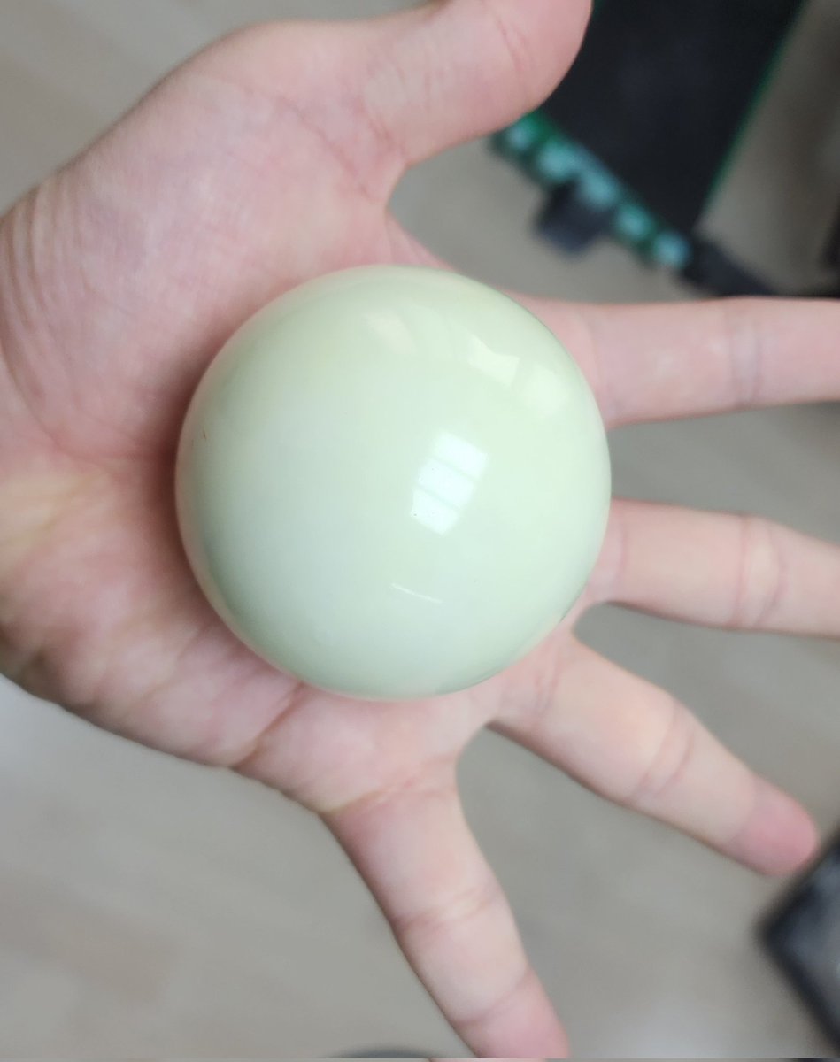 tempest_15's tweet image. 동묘시장에서 파는 무협지 야명주. SrAl2O4성분의 광물이거나 같은 성분을 유리에 섞어 만든다.
야광스티커의 원료이므로 빛을 먹어뒀다가 천천히 뿜는거라 비급이 숨겨진 동굴을 수십년간 밝히거나 하는건 불가능.

스스로 빛을 내는 '진짜' 야명주도 따로 존재 하지만, 당연히 방사능 물질이다.