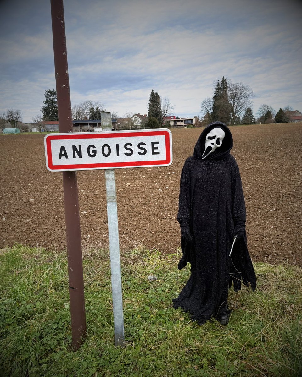 Avant de se faufiler dans nos salles le 25 février pour se livrer à un nouveau massacre, Ghostface s'est offert une petite pause touristique en France afin de visiter sa ville préférée ! 
<a href="/paramountfr/">Paramount Pictures France</a> 

#scream7 #scream #ghostface #horreur #horreurfrance #chillzhorreur