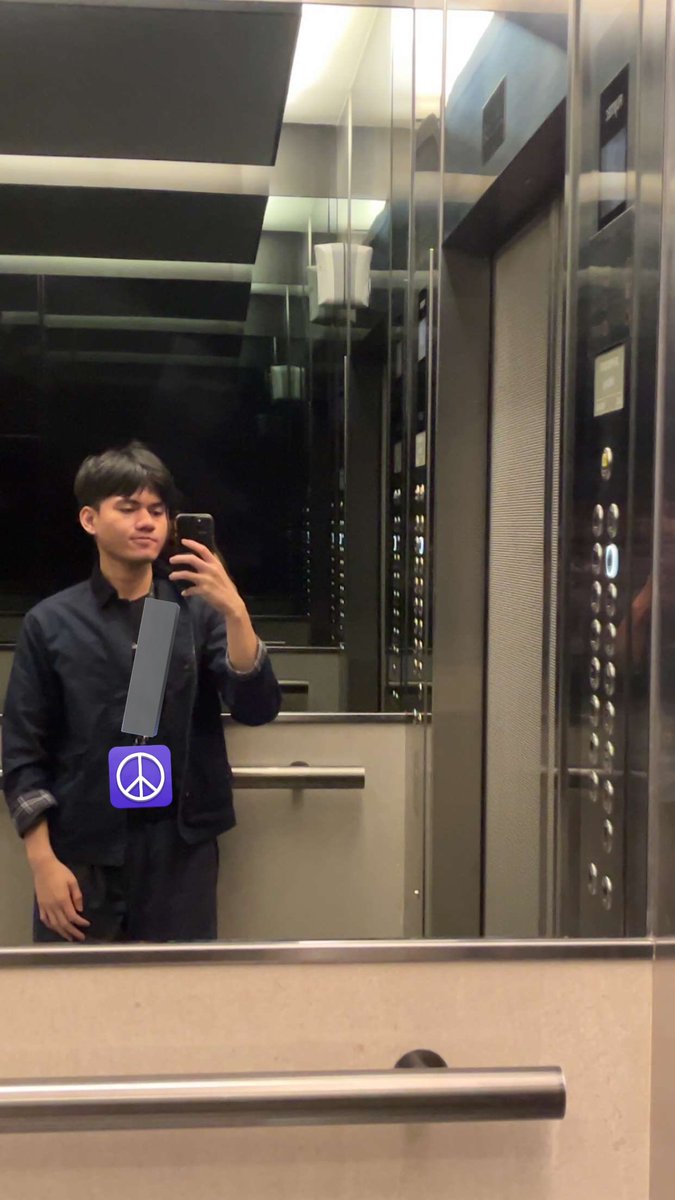 Roundoreoo's tweet image. Elevator selfies 📸