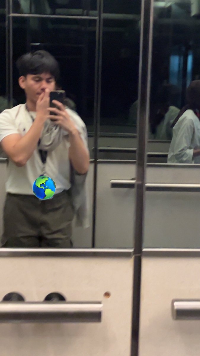 Roundoreoo's tweet image. Elevator selfies 📸