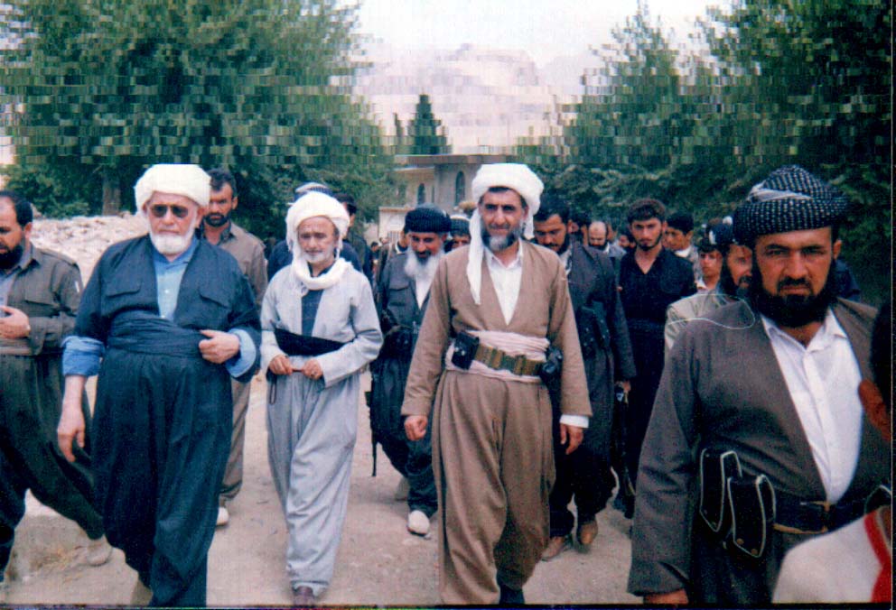 كلمة بحق أهلنا الكرد !!

١-الكرد ركن أصيل في هذه الأمة، منذ بزوغ شمس الإسلام على هذه الأرض ولحد الآن، وهم ليسوا بحاجة إلى شهادة من أحد، ولكننا في أيام الفتن قد نحتاج إلى التذكير ببعض المسلّمات.
٢-الكرد لمن لا يعرف ذلك هم من أكثر الشعوب الإسلامية اهتماما باللغة العربية، ومدارسهم