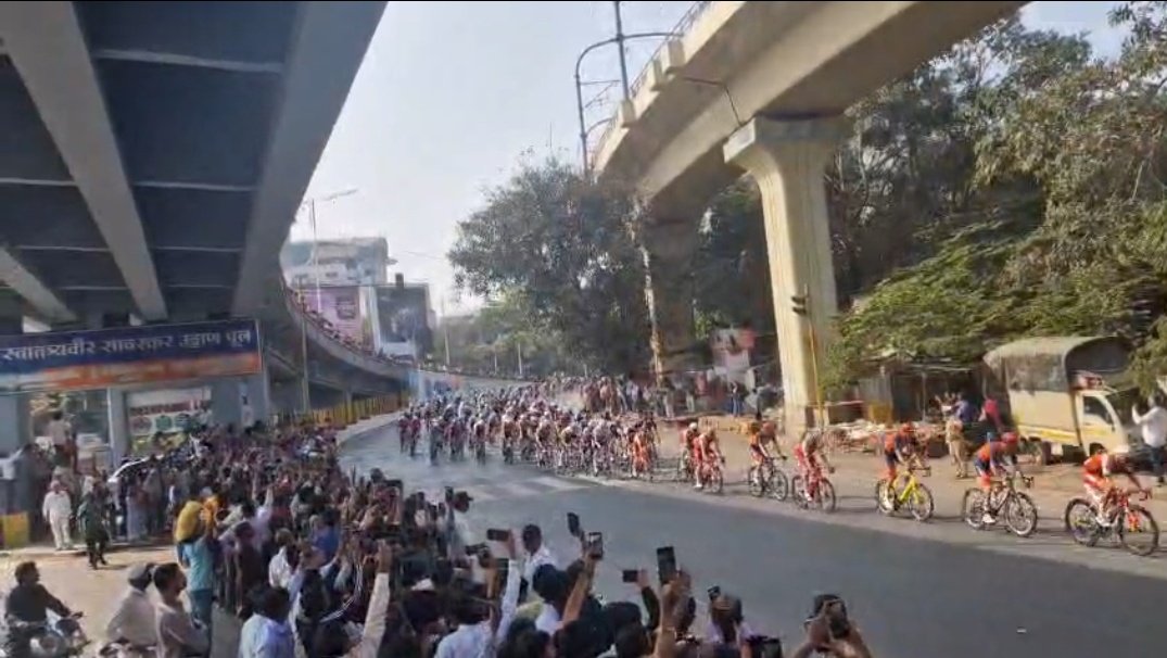 zero2null's tweet photo. Expectancy in the air,
A siren to clear the roads
A blur of the leaders
A blob of the peloton
A fleeting moment to cherish
An experience to treasure
And smooth roads, in the bargain, for the city to cheer!
#PuneGrandTour https://t.co/FJusLwPFuM