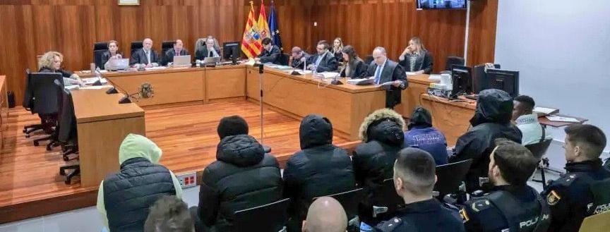 RobertoVaquero_'s tweet image. En 2020, siete miembros de los Dominican Don't Play secuestraron a una chica durante dos días y se dedicaron a drogarla y violarla.

Estos sujetos despreciables cumplirán tan solo una pena de 14 años cada uno después de haberle destrozado la vida a una pobre mujer. Esta es la…