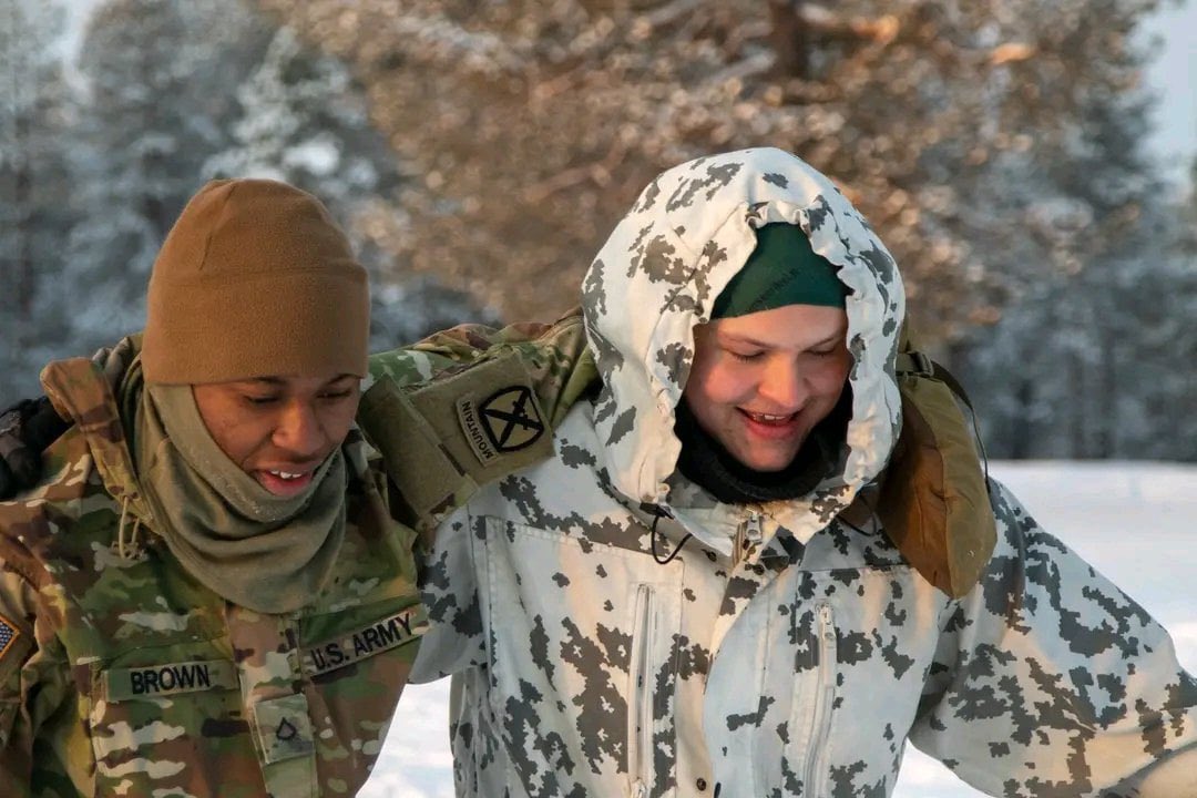 WarNewsPL1's tweet image. 🇺🇸🇫🇮🇳🇴
Podczas zeszłorocznych ćwiczeń @NATO pod kryptonimem Joint Viking, odbywających sie w północnej Norwegii, fińscy żołnierze odgrywający rolę agresorów, znacznie przewyższyli umiejętnościami swoich amerykańskich kolegów.

Amerykanie bardzo źle radzili sobie z zimnem i…