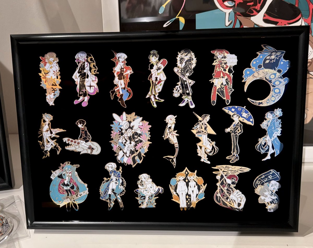作ったピンバッジ20種類を額縁に並べるの楽しい