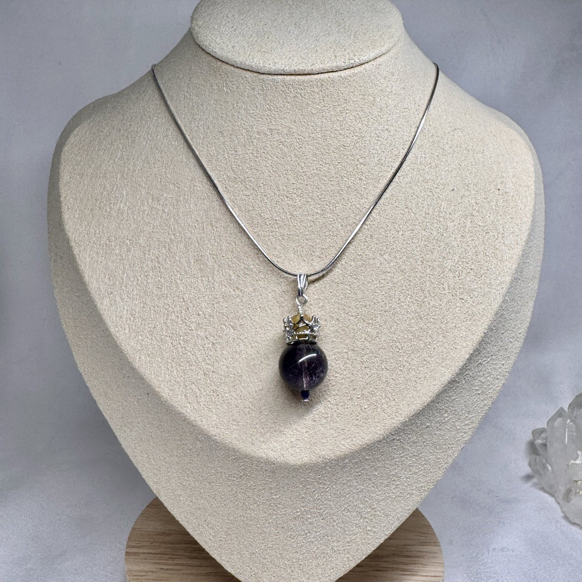 黒の向こうに上品な紫