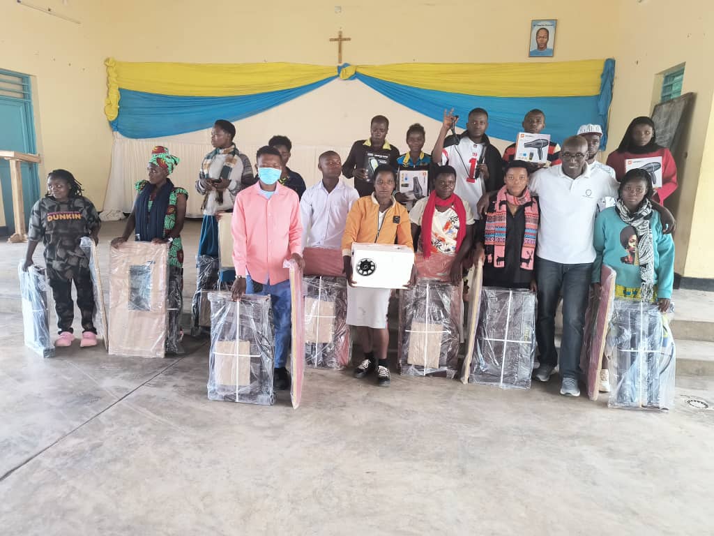 RDA_Rwanda's tweet image. Rwanda Diabetes Association in partnership with RBC, supports Type 1 diabetes graduates by providing materials after completing technical training studies. Supporting Type 1 diabetes graduates beyond the classroom 💙